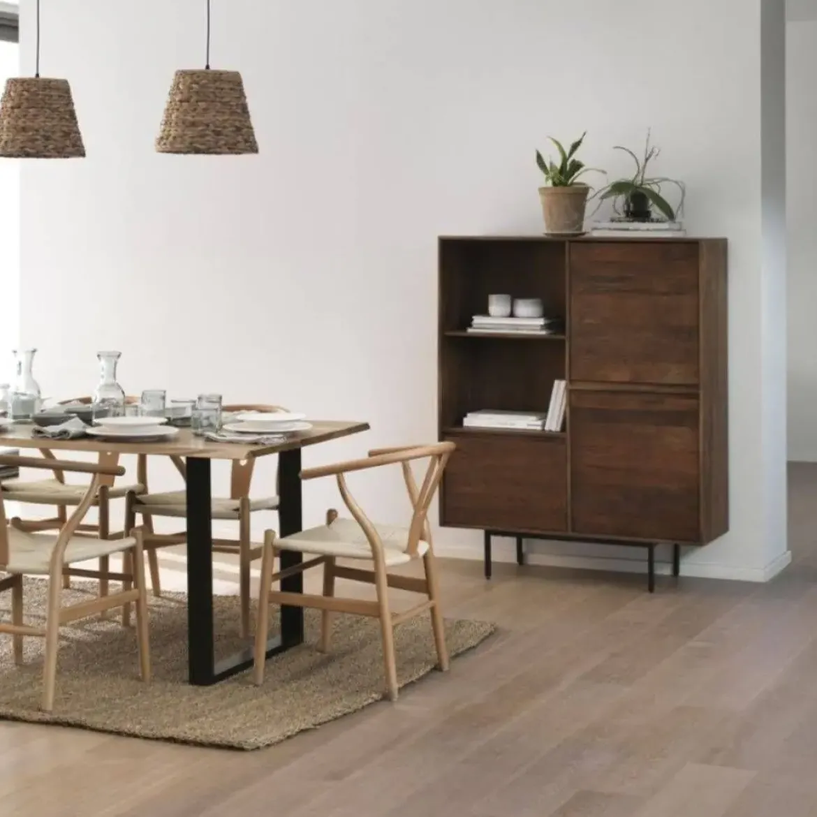 Aparador alto de 3 puertas lisas de madera de mango color natural con patas de metal GABAR 10819