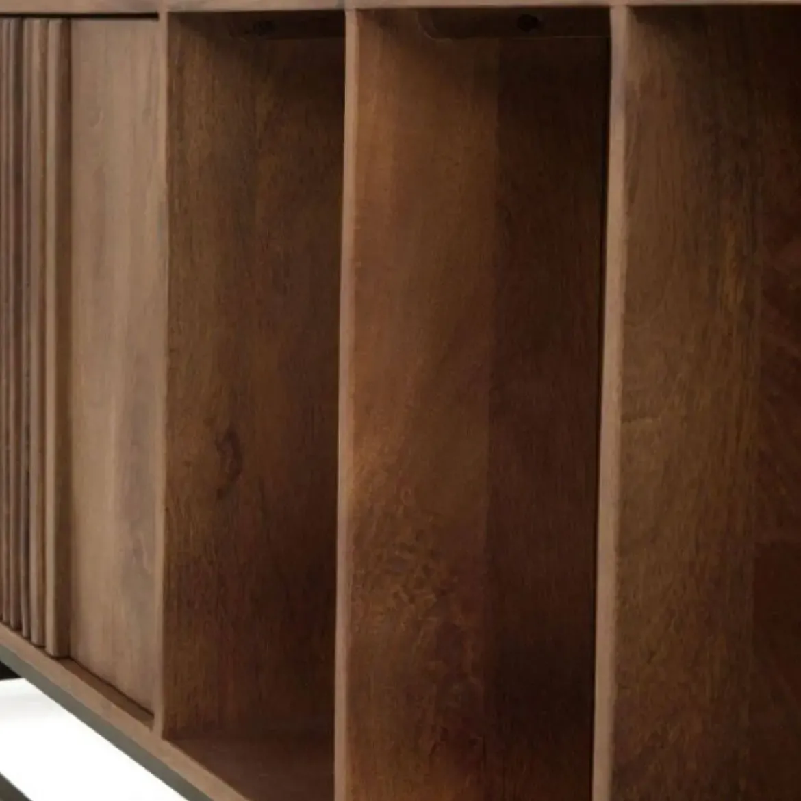 Aparador bajo de madera maciza de mango con acabado natural GABAR 10814
