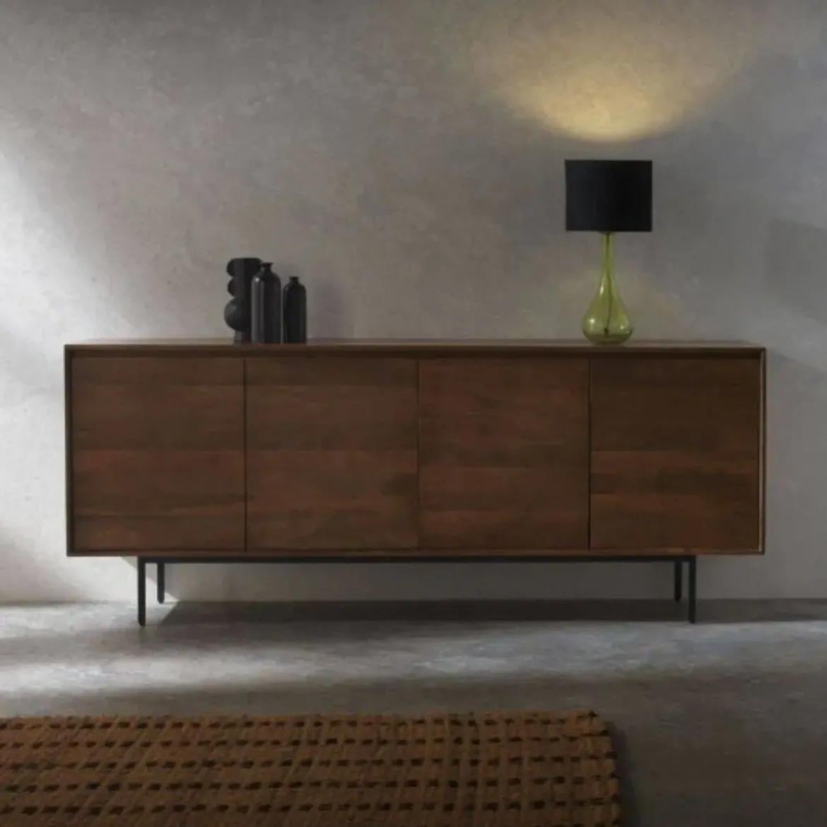 Aparador bajo marrón con 3 puertas lisas de madera de mango GABAR10820