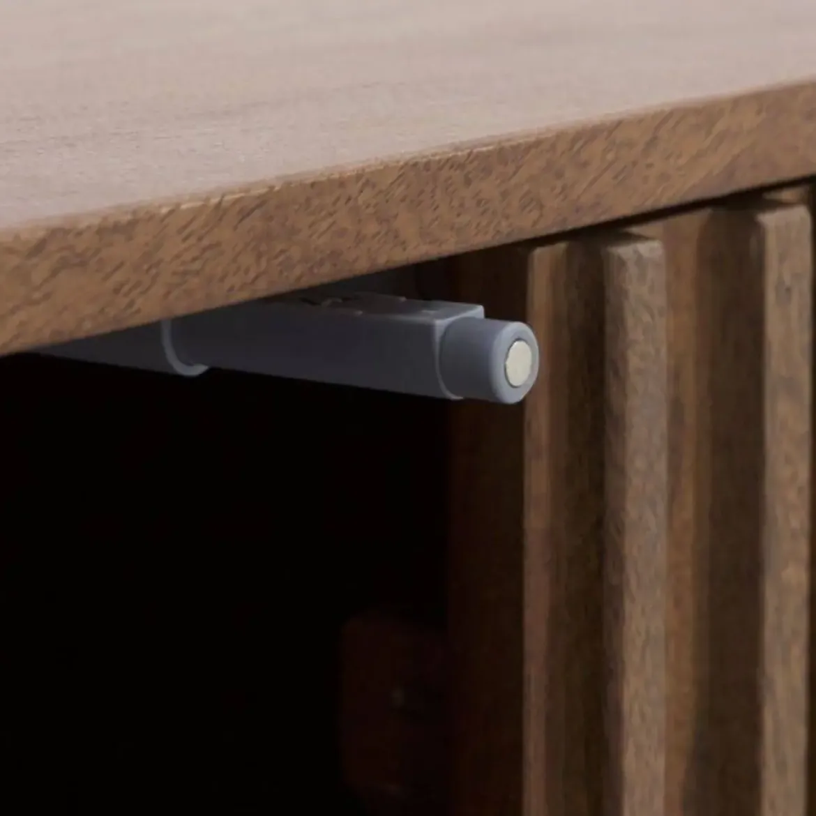 Aparador de 4 Puertas de Madera Maciza de Mango con Base de Metal GABAR 10818