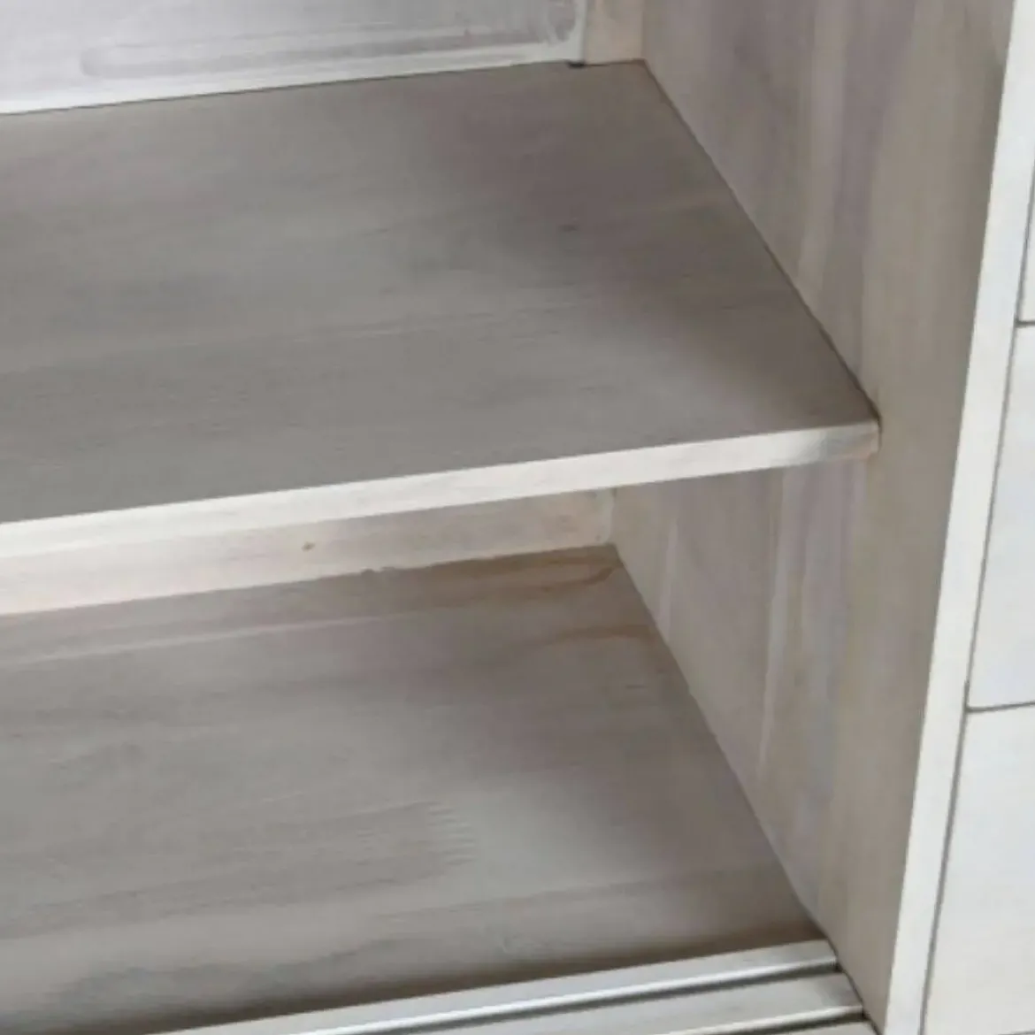 Aparador de 2 Puertas y 3 Cajones Color Blanco Roto MB-215068