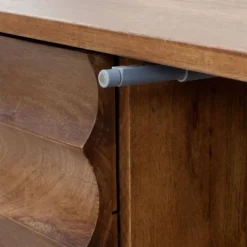 Aparador de tres puertas en madera de mango natural con patas metálicas doradas GABAR 10705