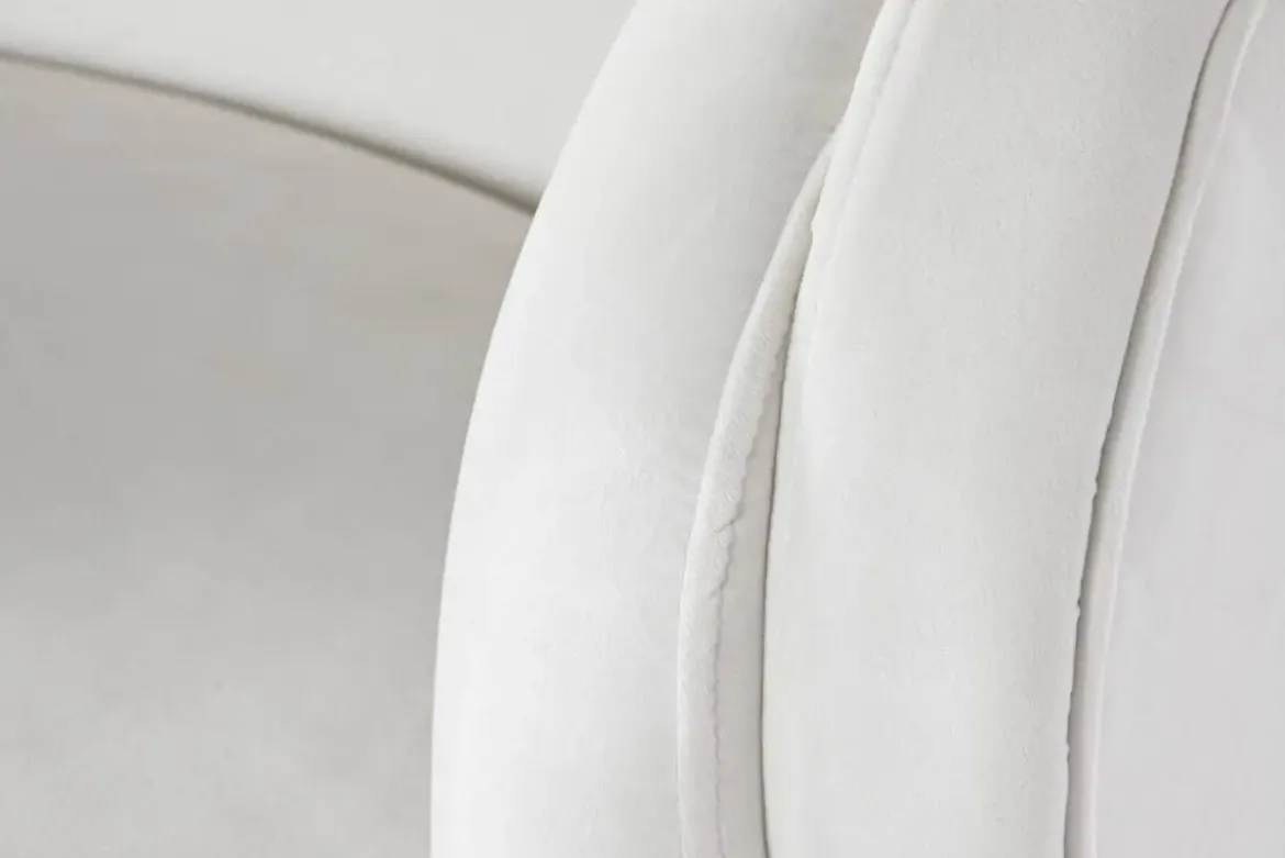 Butaca Tapizada en Poliéster Blanco con Patas de Madera MB-206609