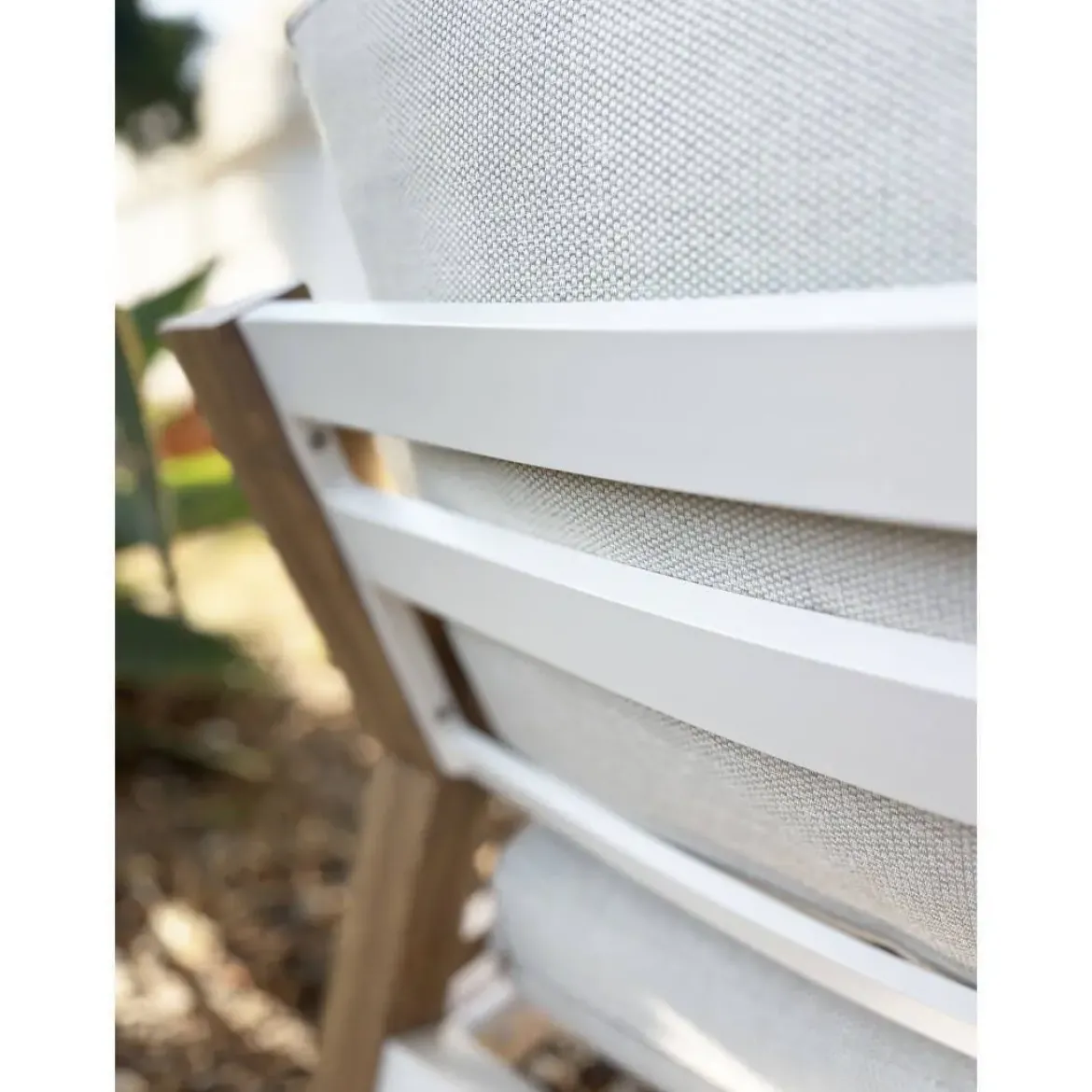 Conjunto de Jardín Madera con Detalles Blancos y Cojines Beige CÁDIZ