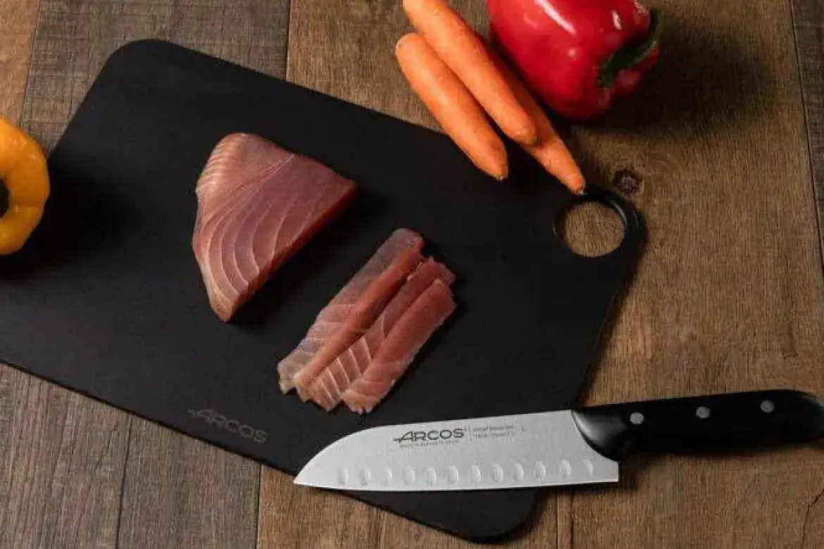 Cuchillo de Cocina con Mango Color Negro Santoku Serie Maitre 170 mm ARCOS 151600