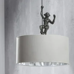 Lámpara de Techo con una Figura de Mono Estructura de Resina Color Plata y Pantalla de Tela Blanca 55-466