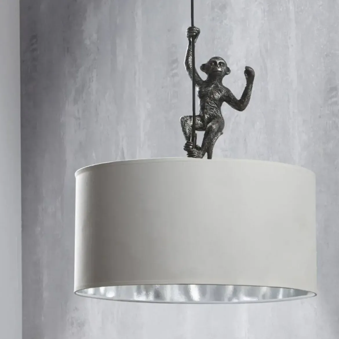 Lámpara de Techo con una Figura de Mono Estructura de Resina Color Plata y Pantalla de Tela Blanca 55-466
