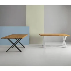 Mesa de Comedor de Madera con Detalles Negros CORINE