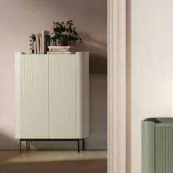 Mueble Auxiliar de 2 Puertas Lacado con Patas de Acero WILLA