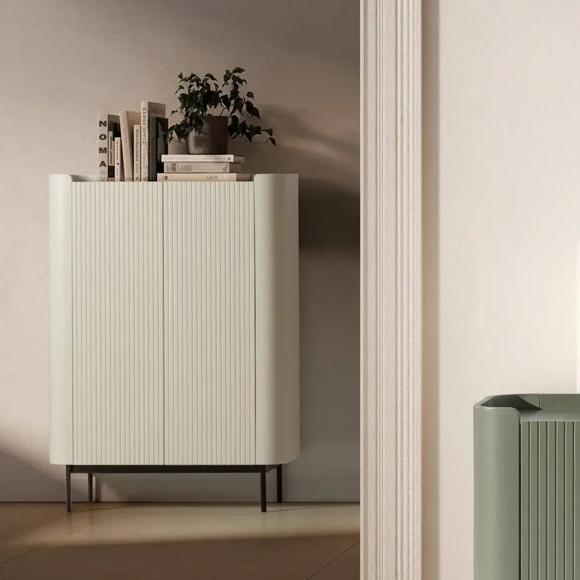 Mueble Auxiliar de 2 Puertas Lacado con Patas de Acero WILLA