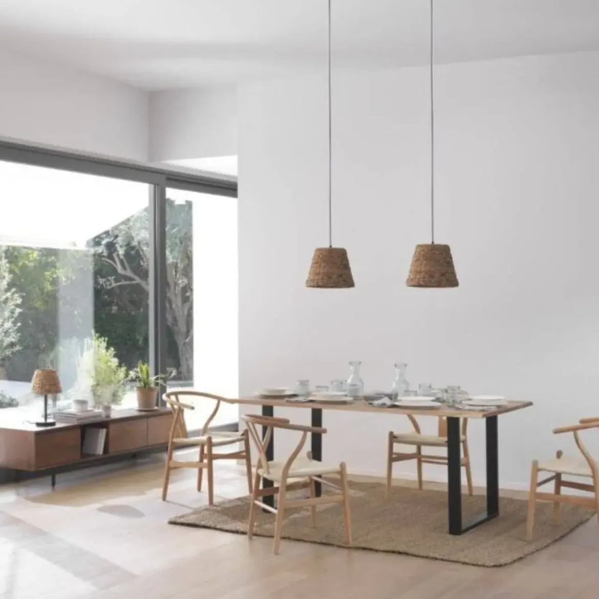 Mueble de televisiónde 3 puertas lisas de madera de mango natural con patas de metal GABAR 10822