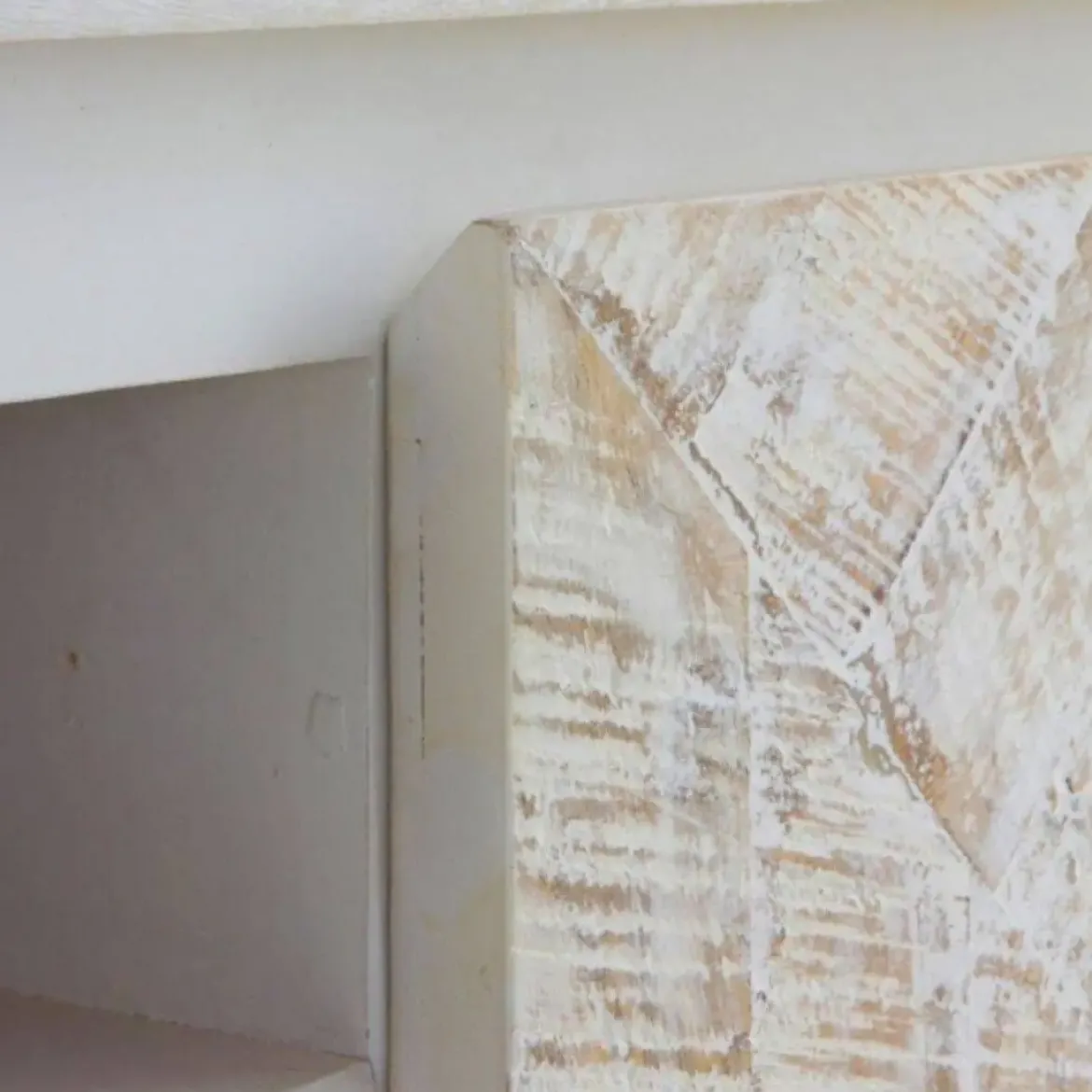 Mueble de TV de madera de mango con 2 puertas de color blanco patinado GABAR 10826