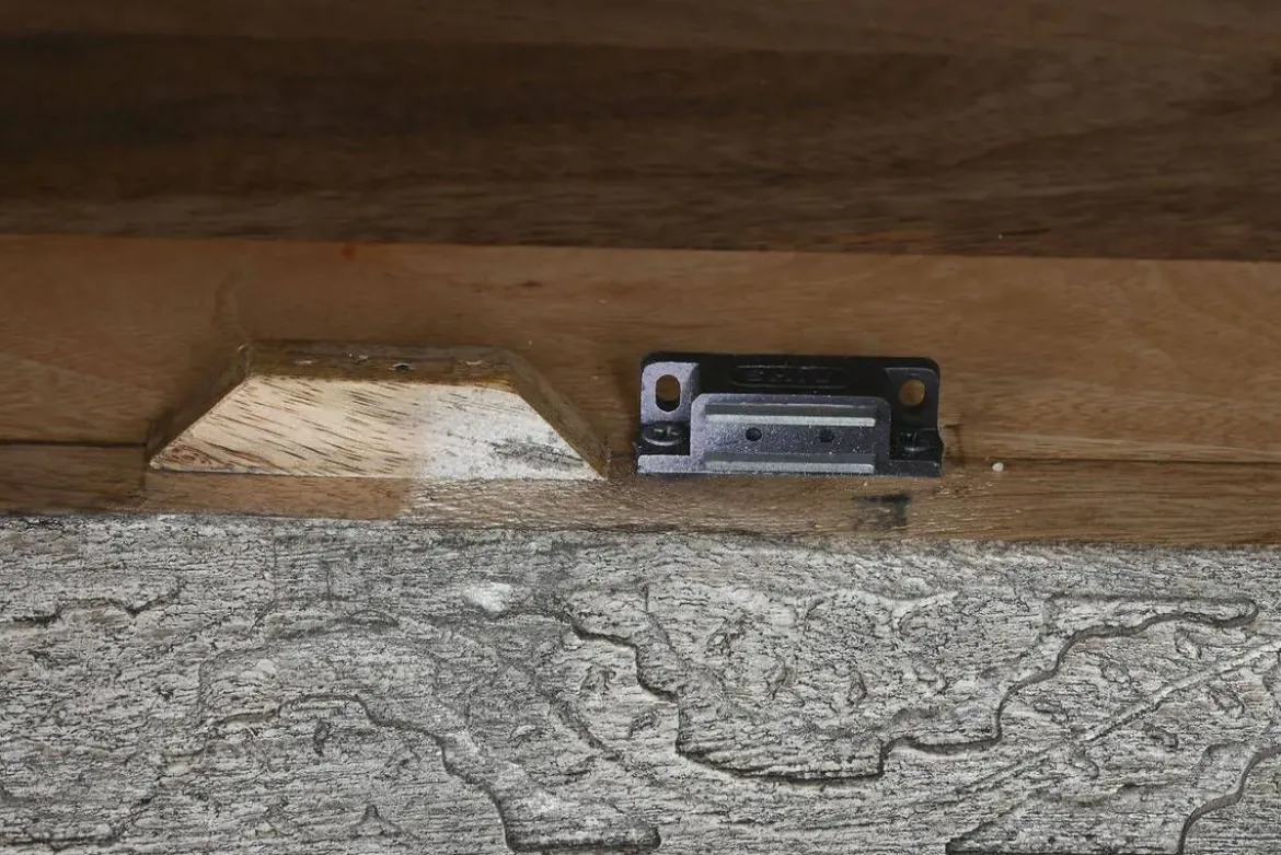 Mueble TV de Madera Tallada Gris MB-214798