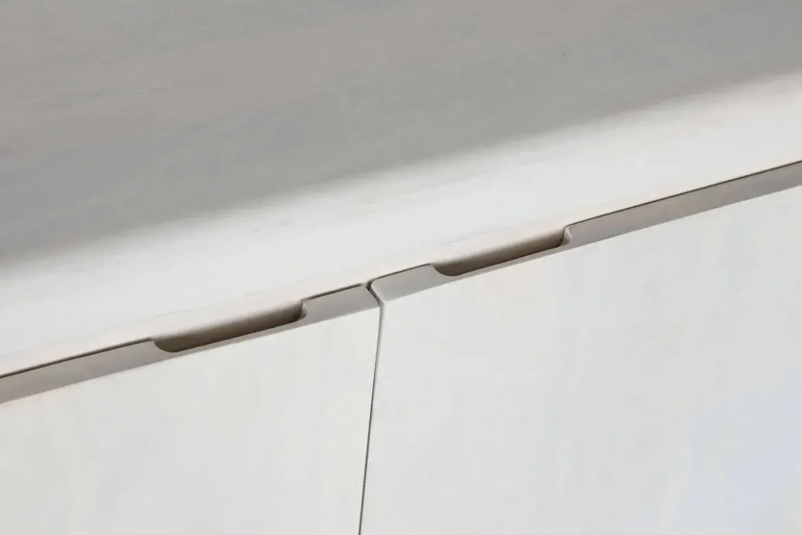 Mueble TV de Mango de 140 cm Blanco con Puertas y Huecos MB-214808