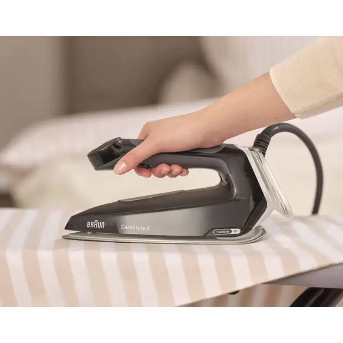Plancha de Vapor Braun IS5249BK + Centro de Planchado R128809002
