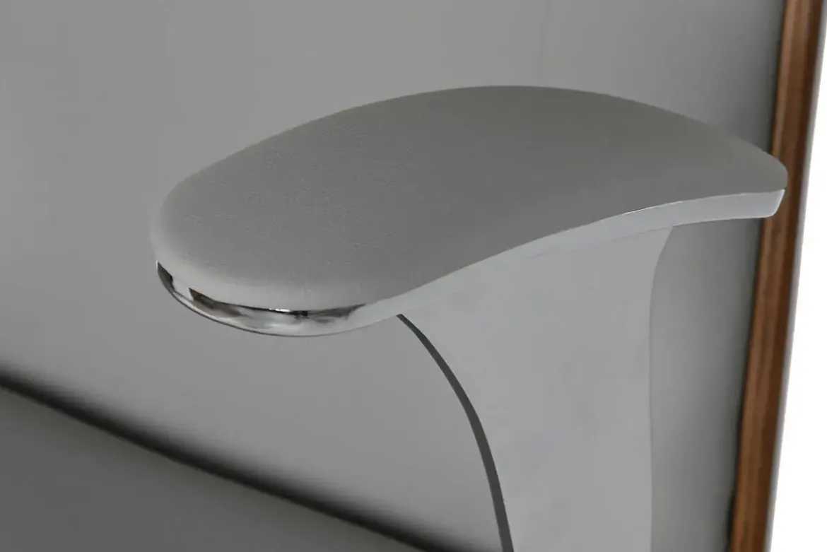 Silla de Oficina en Madera y PU Gris con Ruedas y Reposabrazos Metálicos de 108,5 cm MB-215932