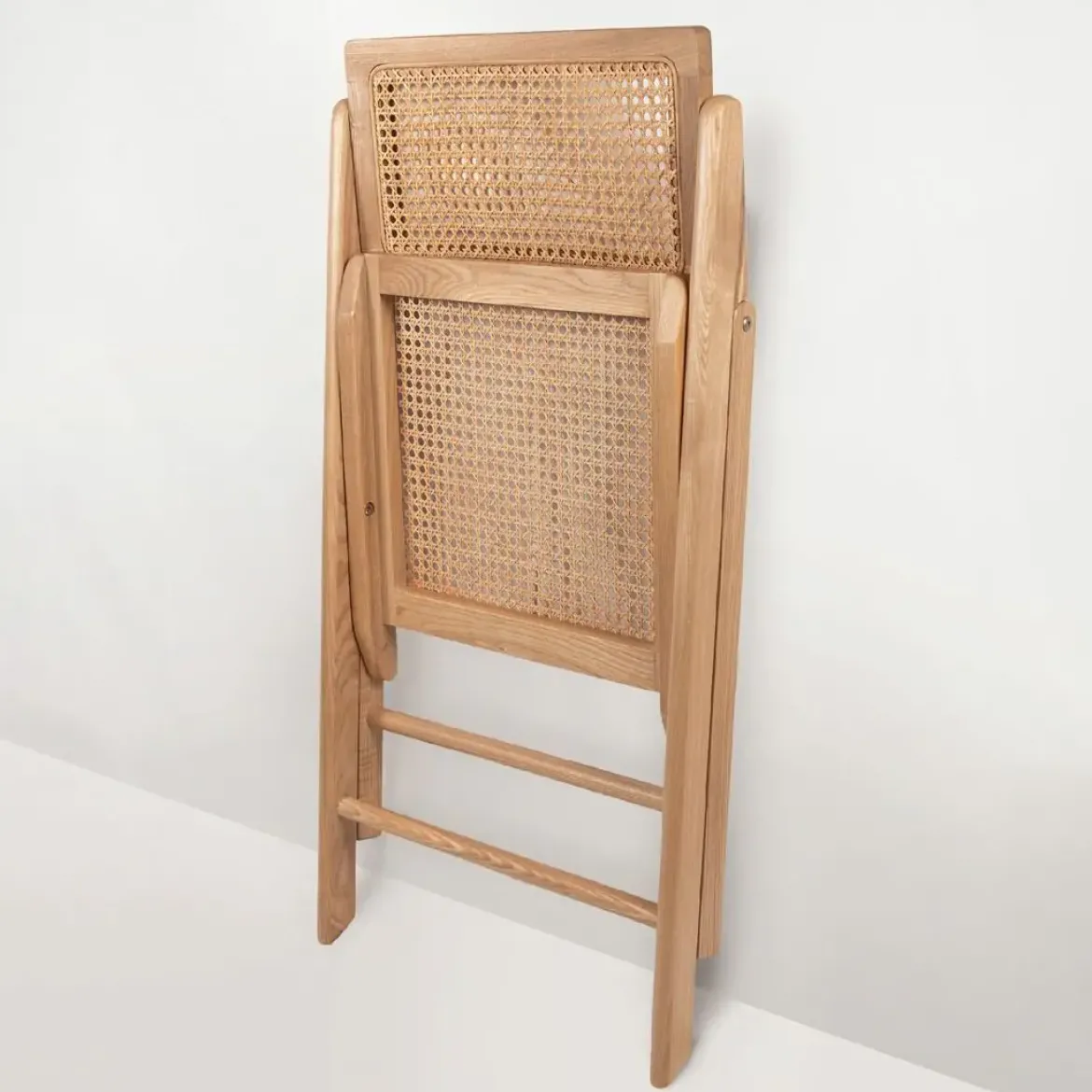 Silla Plegable con Asiento de Ratán y Estructura de Madera Natural BRUNA CG1928FR