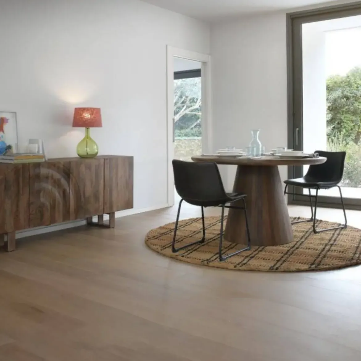 Silla tapizada en marrón con base de metal negra GABAR 10753/1
