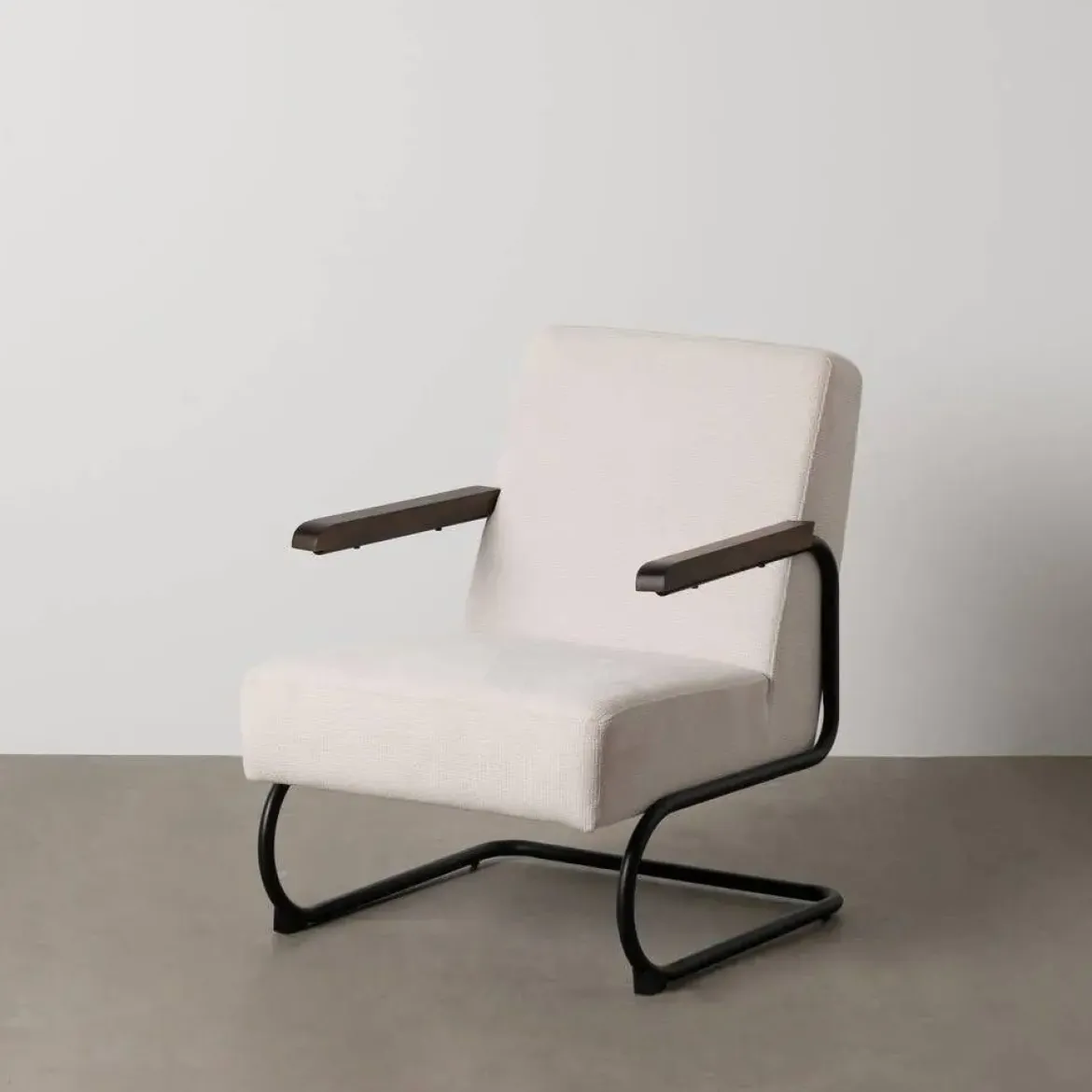 Sillón Beige con Patas de Hierro Negro y Asiento Acolchado 613466