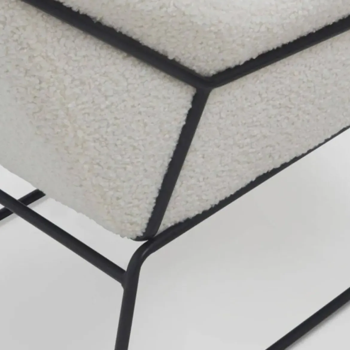 Sillón blanco tapizado con patas metálicas negras GABAR 10779