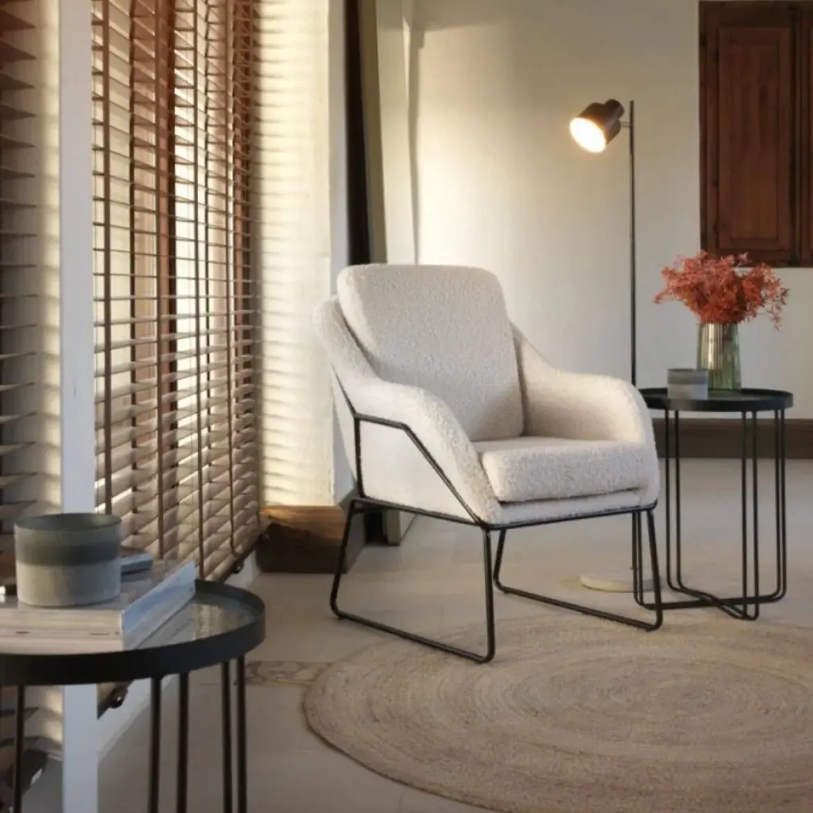Sillón blanco tapizado con patas metálicas negras GABAR 10779