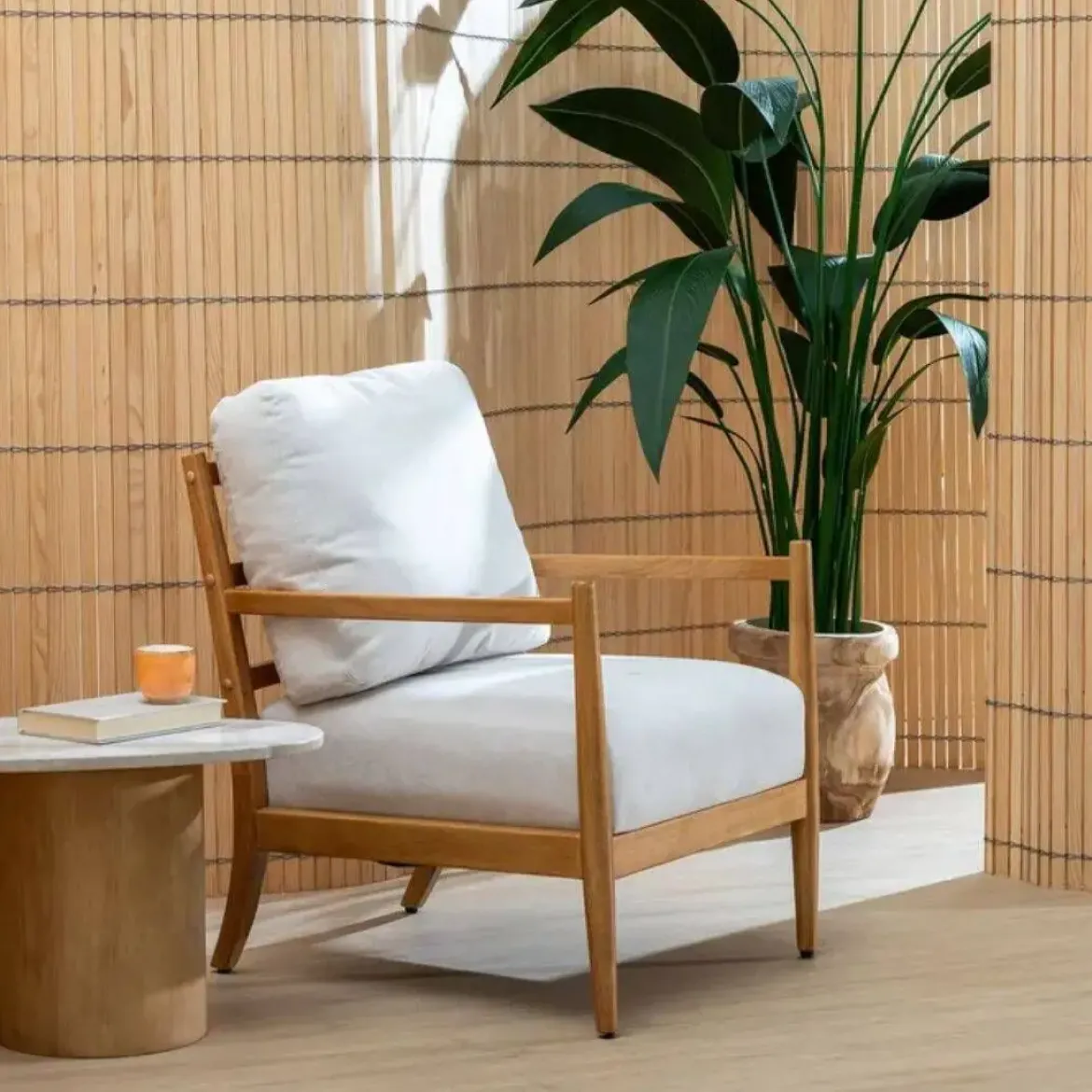 Sillón de Madera con Tapizado de Color Blanco 611280