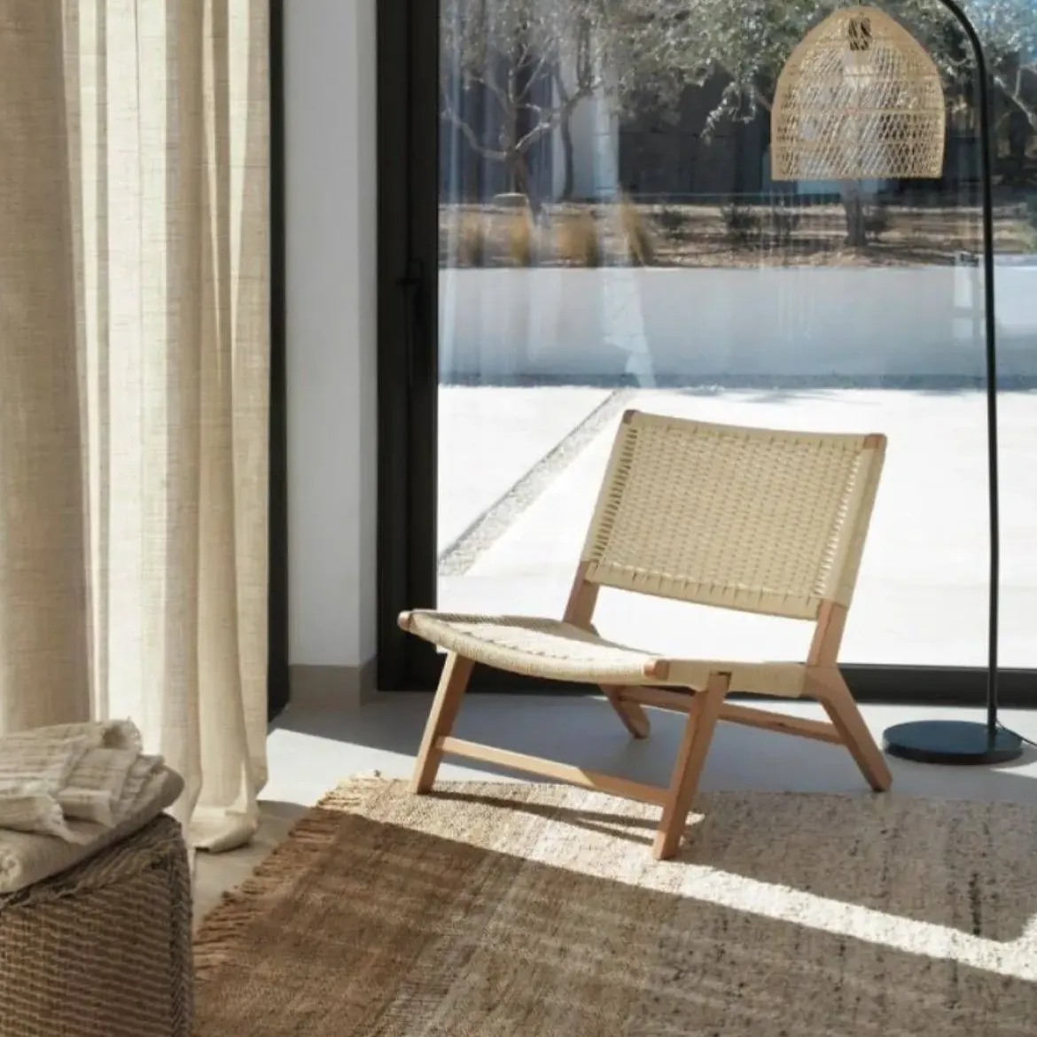 Sillón de madera de haya con acabado natural y asiento y respaldo trenzados GABAR 10874