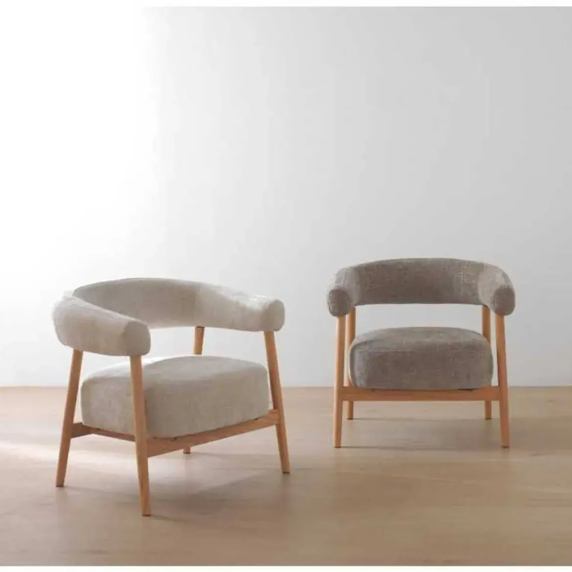Sillón de Madera de Roble Natural Tapizado en Chenilla Topo GABAR 11686