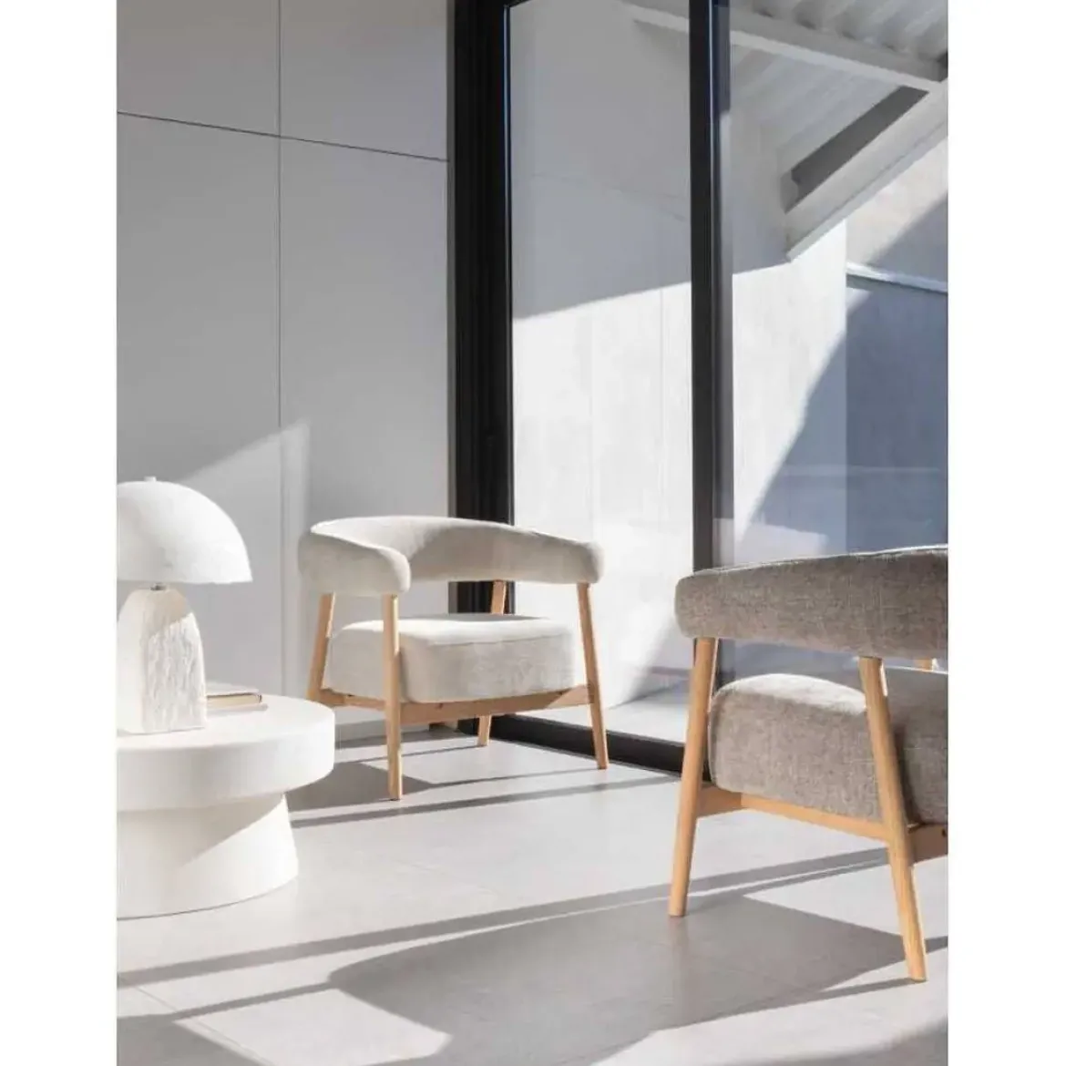 Sillón de Madera de Roble Natural Tapizado en Chenilla Topo GABAR 11686