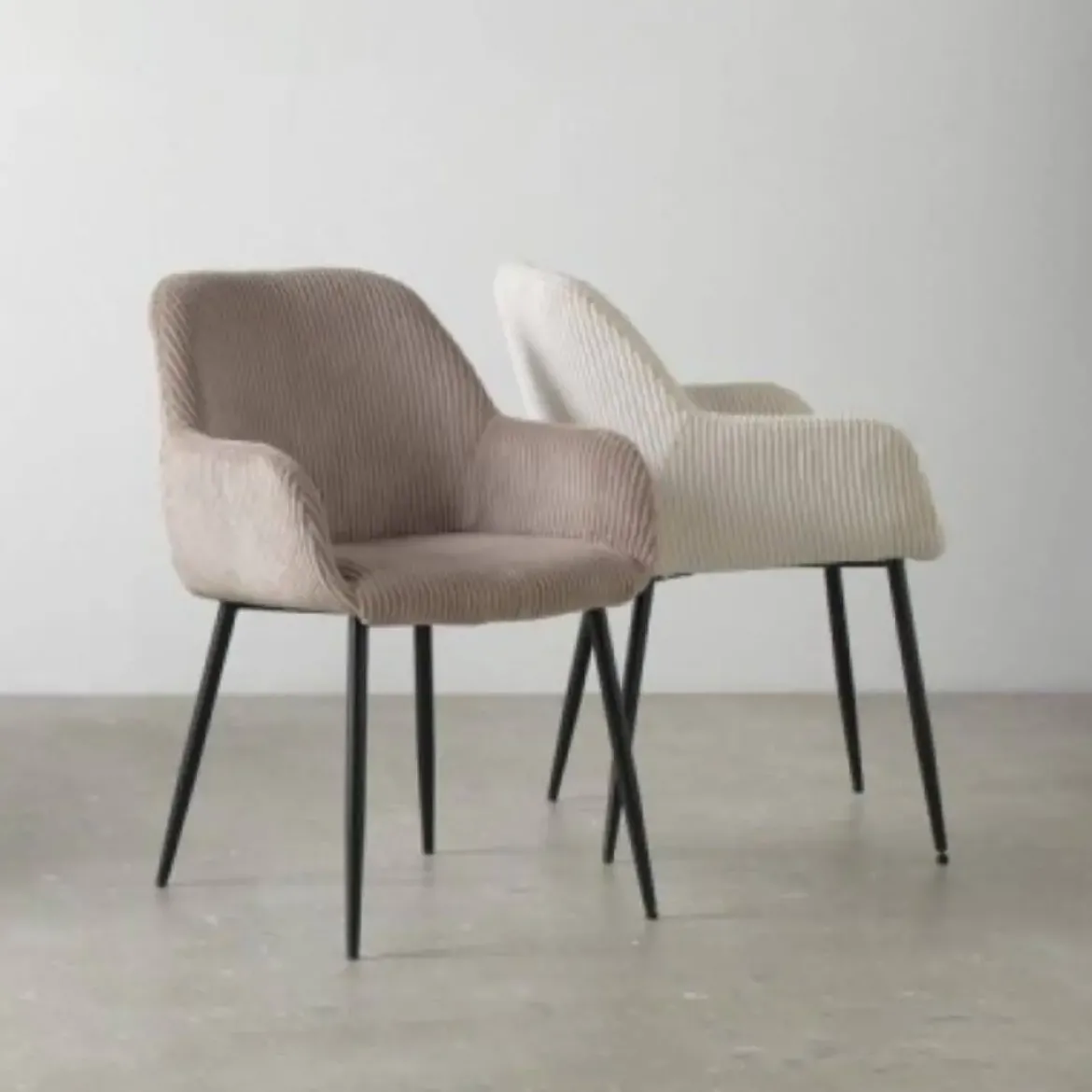 Sillón de pana blanca con patas de metal negras GABAR 11060/1