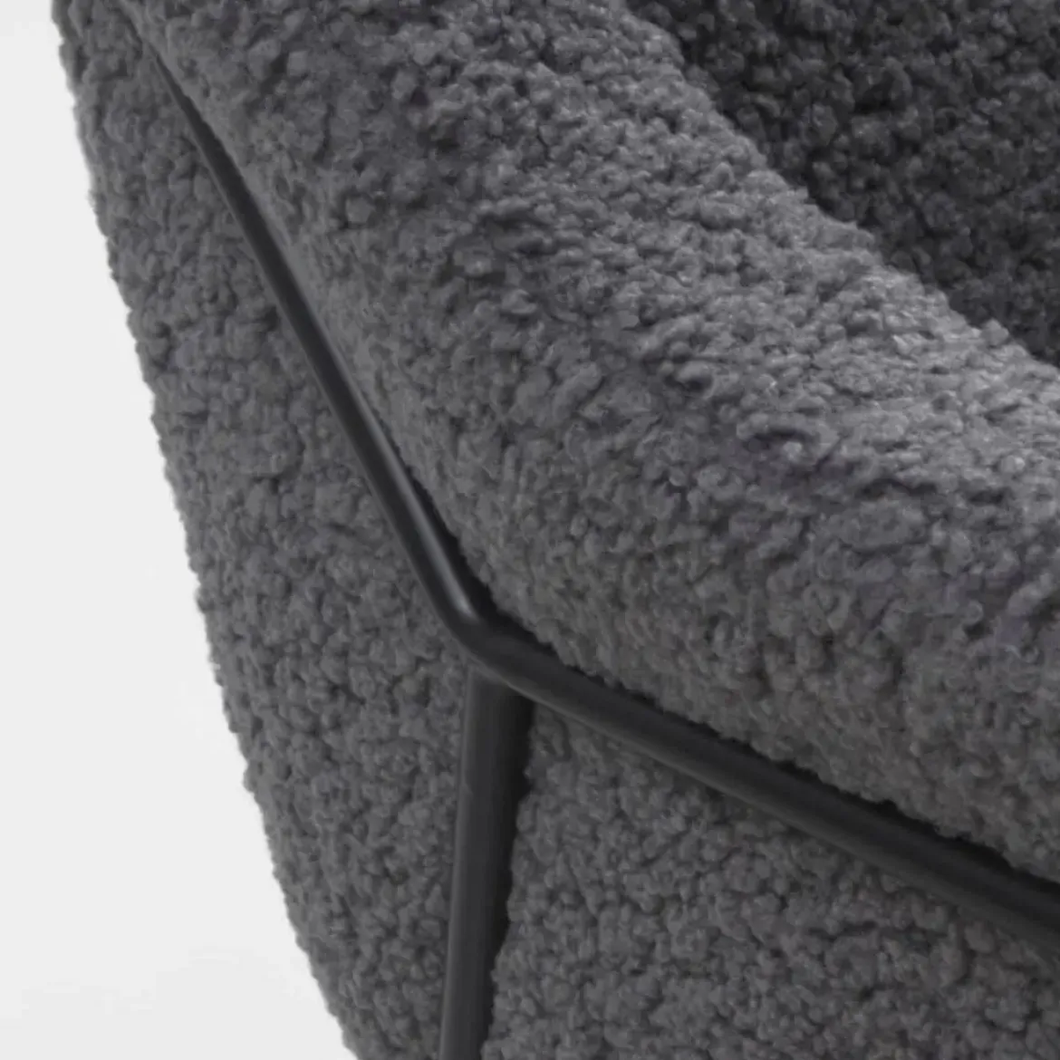 Sillón gris tapizado con patas metálicas negras GABAR 10780