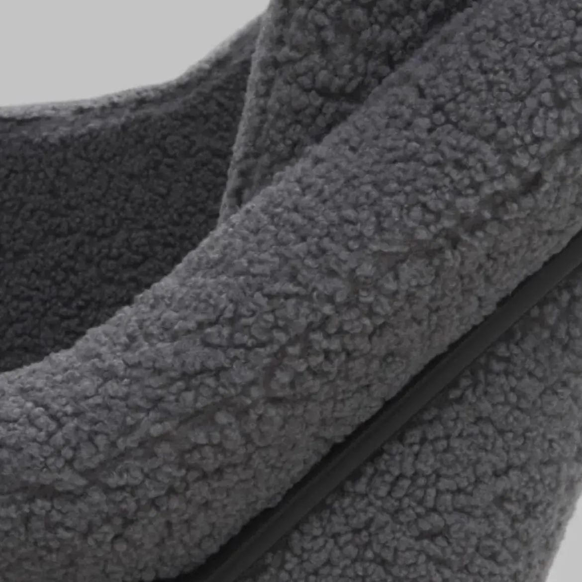 Sillón gris tapizado con patas metálicas negras GABAR 10780