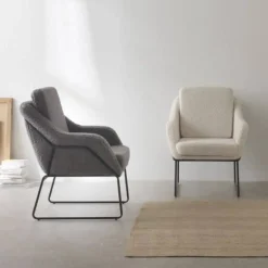 Sillón gris tapizado con patas metálicas negras GABAR 10780