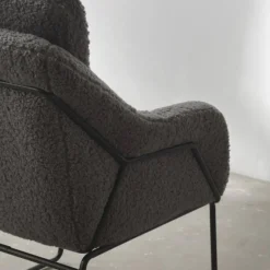 Sillón gris tapizado con patas metálicas negras GABAR 10780