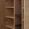 Vitrina chapada en fresno negro con estantes y 2 puertas en natural GABAR 10972
