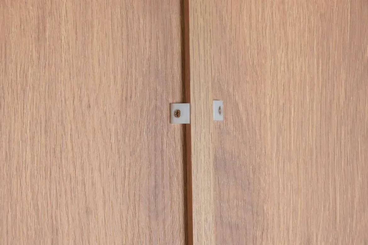 Vitrina de Cristal con Estructura MDF y Dos Puertas MB-223046