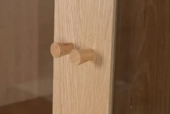 Vitrina de Cristal con Estructura MDF y Dos Puertas MB-223046