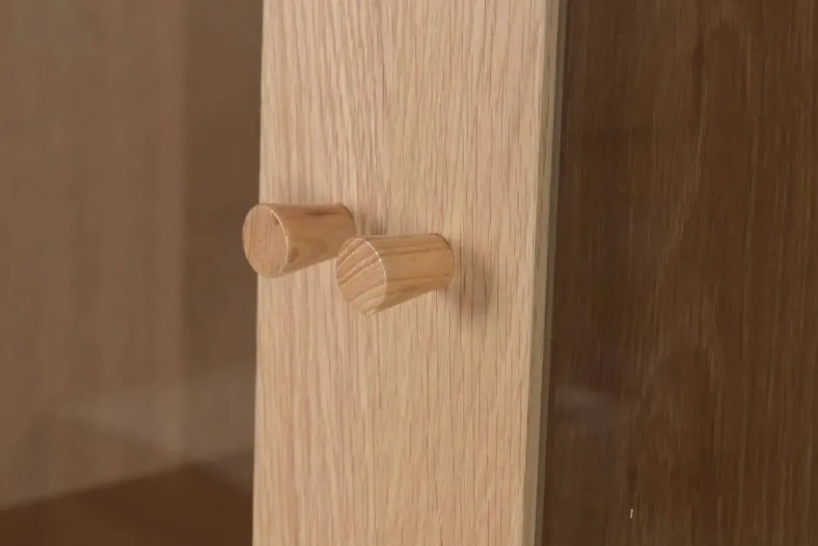 Vitrina de Cristal con Estructura MDF y Dos Puertas MB-223046